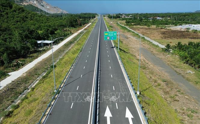Hệ thống biển báo chỉ dẫn trên tuyến trên cao tốc Vân Phong - Nha Trang đã được nhà thầu lắp đặt hoàn chỉnh. Ảnh: Quốc Khánh - TTXVN