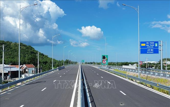 Đoạn tuyến trên cao tốc Vân Phong - Nha Trang đã sẵn sàng cho thông xe kỹ thuật. Ảnh: Quốc Khánh - TTXVN