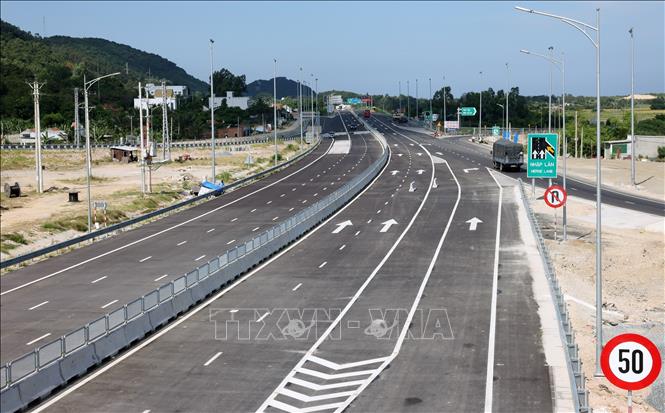 Đoạn tuyến trên cao tốc Vân Phong - Nha Trang đã sẵn sàng cho thông xe kỹ thuật. Ảnh: Quốc Khánh - TTXVN