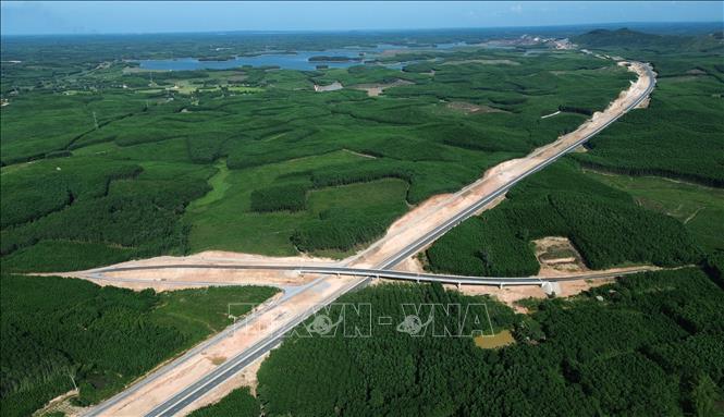 Cao tốc Vạn Ninh - Cam Lộ sẵn sàng cho ngày thông tuyến dịp 19/8. Ảnh: Quốc Khánh - TTXVN