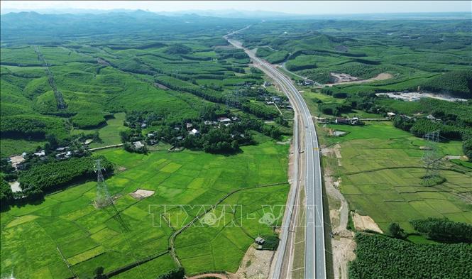 Cao tốc Vạn Ninh - Cam Lộ. Ảnh: Quốc Khánh - TTXVN