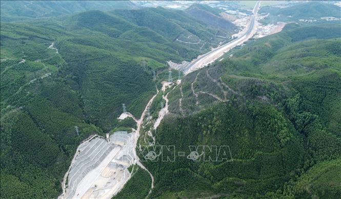 Hầm xuyên qua dãy núi Sơn Triều (tiếp giáp với dãy đèo Cù Mông) hoàn thành 100% tiến độ. Ảnh: Quốc Khánh - TTXVN
