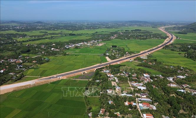 Đoạn tuyến 10km Quảng Ngãi - Hoài Nhơn đã sẵn sàng cho ngày thông tuyến chính. Ảnh: Quốc Khánh - TTXVN