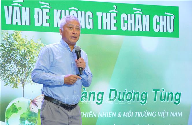 Tiến sĩ Hoàng Dương Tùng, Chủ tịch mạng lưới không khí sạch Việt Nam trình bày tham luận tại hội thảo. Ảnh: Trung Tuyến - TTXVN 