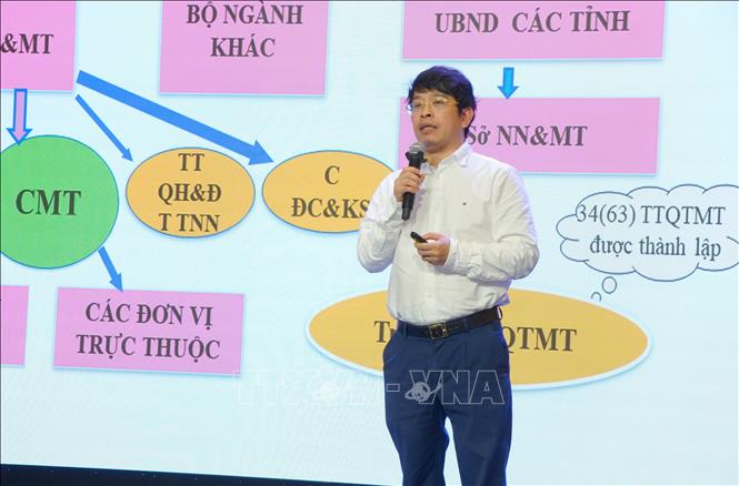 Phó Giáo sư, Tiến sĩ Nguyễn Đình Thọ, Phó Viện Trưởng Viện chiến lược, Chính sách Nông nghiệp và Môi trường trình bày tham luận tại hội thảo. Ảnh: Trung Tuyến - TTXVN 