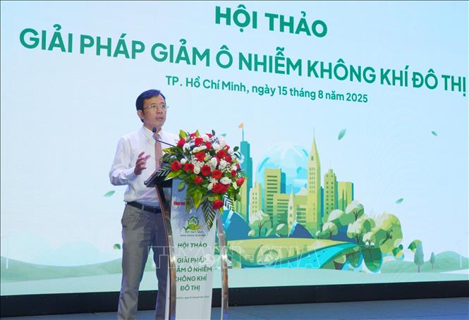 Nhà báo Trần Xuân Toàn, Phó Tổng biên tập báo Tuổi trẻ, Trưởng ban tổ chức dự án Việt Nam Xanh phát biểu tại hội thảo. Ảnh: Trung Tuyến - TTXVN