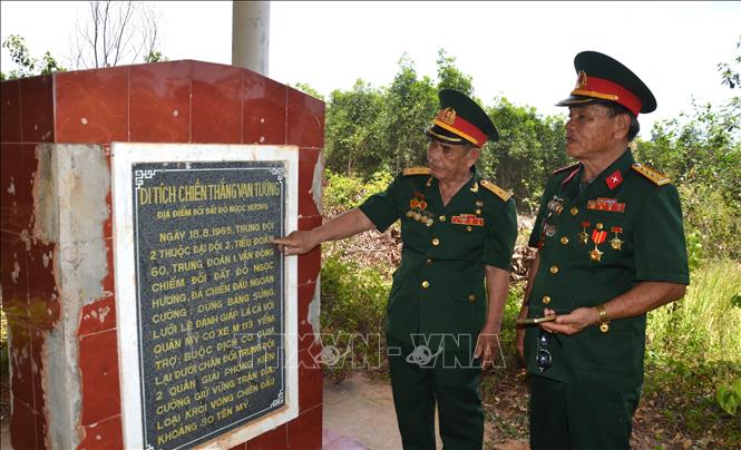 Cựu chiến binh thăm lại di tích chiến thắng Vạn Tường. Ảnh: Đinh Hương - TTXVN

