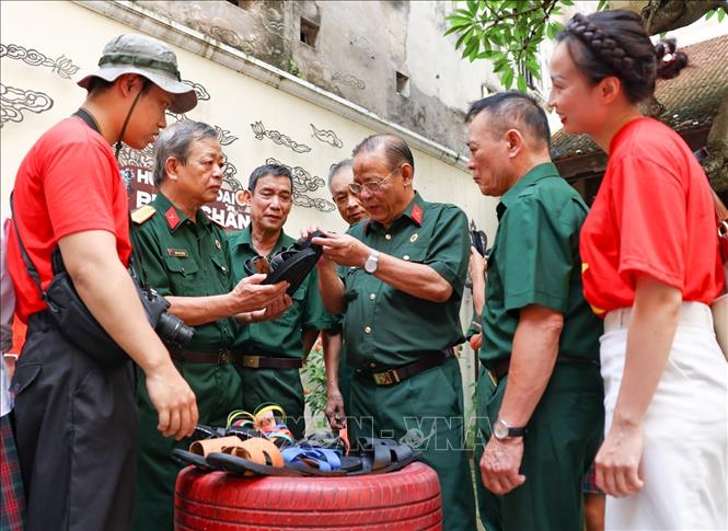 Từ những bước chân đầu tiên trên con đường tìm ánh sáng độc lập, đôi dép cao su đã gắn bó với Hồ Chủ tịch như một người bạn, người cộng sự thân thiết. Ảnh: Thanh Tùng - TTXVN 