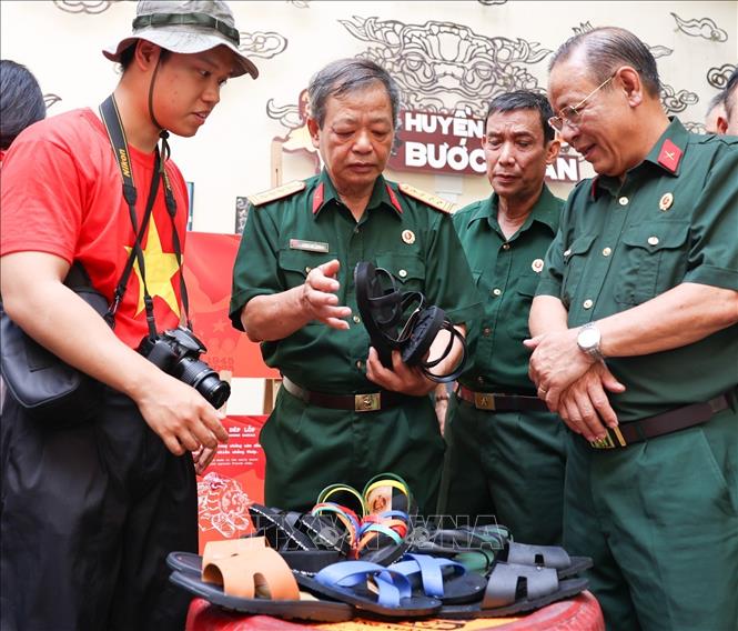 Ban tổ chức giới thiệu một số hình ảnh và mẫu dép về đôi dép cao su được tái chế từ lốp xe đã theo chân nhiều đoàn quân trong thời kỳ chiến tranh, cùng những câu chuyện lịch sử gắn với Bác Hồ. Ảnh: Thanh Tùng - TTXVN