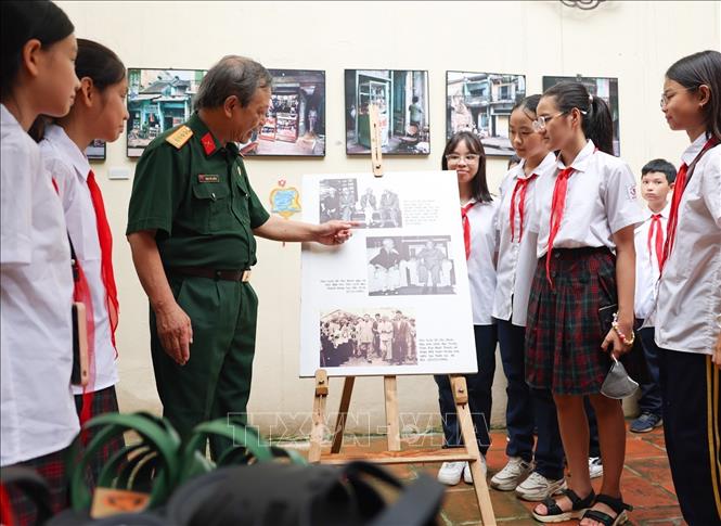 Ban tổ chức giới thiệu một số hình ảnh và mẫu dép về đôi dép cao su được tái chế từ lốp xe đã theo chân nhiều đoàn quân trong thời kỳ chiến tranh, cùng những câu chuyện lịch sử gắn với Bác Hồ. Ảnh: Thanh Tùng - TTXVN