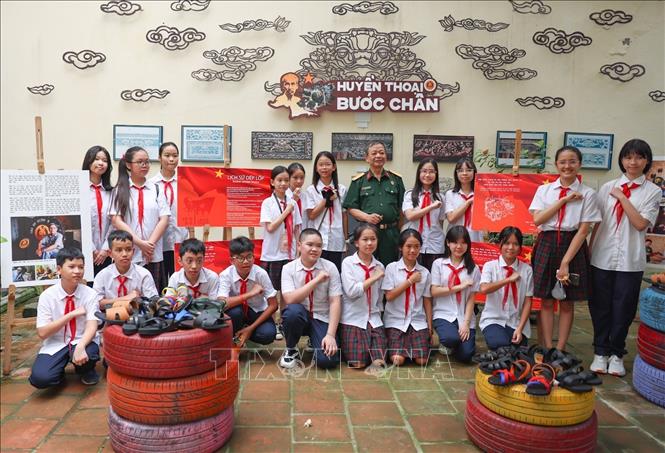 Học sinh hào hứng tham gia chương trình, để từ đó nâng cao tinh thần học tập, làm theo tấm gương Cần - Kiệm - Liêm - Chính của Bác Hồ. Ảnh: Thanh Tùng - TTXVN
