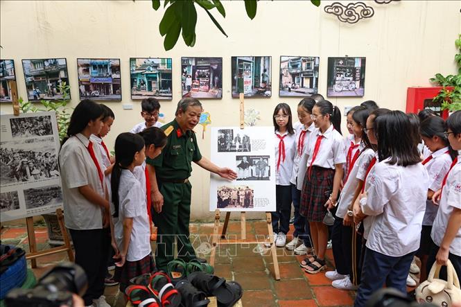 Học sinh hào hứng tham gia chương trình, để từ đó nâng cao tinh thần học tập, làm theo tấm gương Cần - Kiệm - Liêm - Chính của Bác Hồ. Ảnh: Thanh Tùng - TTXVN