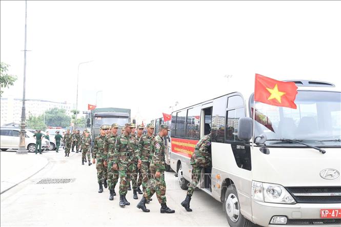 Đoàn xe Quân khu 7 chở quân nhân Quân đội Hoàng gia Campuchia về Tp. Hồ Chí Minh. Ảnh: TTXVN phát