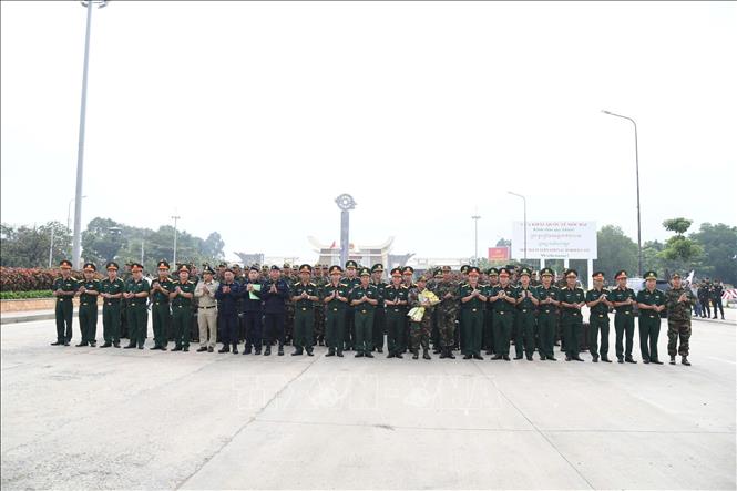 Lãnh đạo Bộ Chỉ huy Quân sự tỉnh Tây Ninh tặng hoa chúc mừng đoàn Quân đội Hoàng gia Campuchia. Ảnh: TTXVN phát