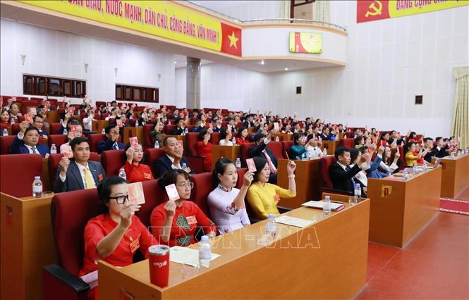 Đại biểu biểu quyết thông qua báo cáo thẩm tra tư cách đại biểu tại Đại hội. Ảnh: Quý Trung – TTXVN