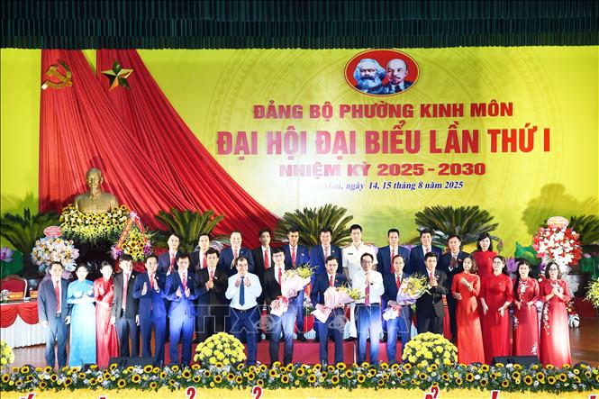 Đại diện lãnh đạo Thành ủy, HĐND, UBND, Ủy ban MTTQ Việt Nam thành phố Hải Phòng tặng hoa chúc mừng Ban Chấp hành Đảng bộ phường Kinh Môn nhiệm kỳ 2025-2030. Ảnh: Mạnh Tú - TTXVN