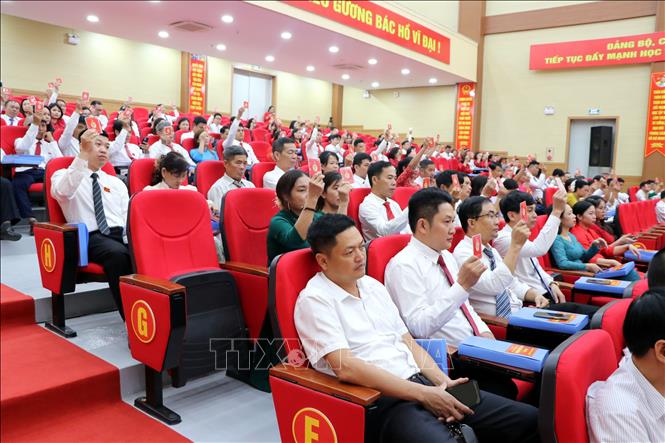 Các đại biểu biểu quyết nhất trí thông qua dự thảo Nghị quyết của Đại hội. Ảnh: Mạnh Tú - TTXVN