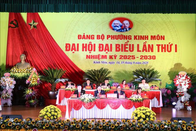 Đoàn Chủ tịch điều hành đại hội. Ảnh: Mạnh Tú - TTXVN