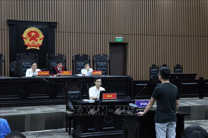 Hội đồng xét xử tiến hành thẩm vấn các bị cáo. Ảnh: Vũ Quang – TTXVN