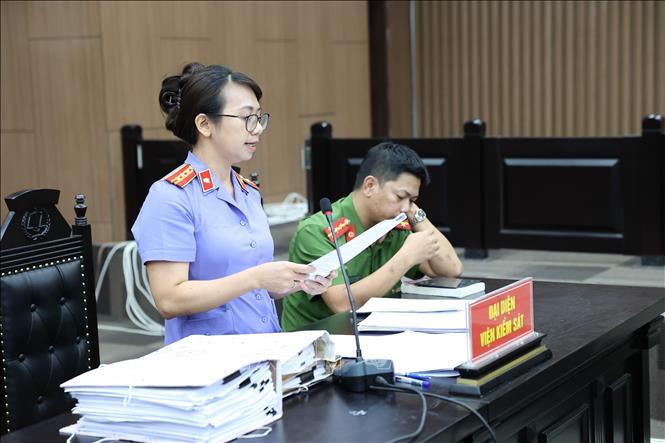 Đại diện Viện Kiểm sát trình bày bản luận tội các bị cáo tại phiên tòa. Ảnh: Vũ Quang – TTXVN