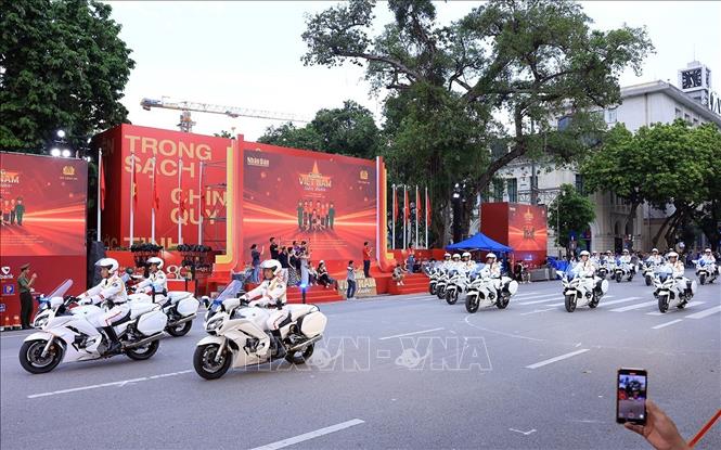 Trình diễn đội hình mô tô dẫn đoàn. Ảnh: Tuấn Anh - TTXVN