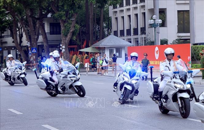 Màn trình diễn đi zích zắc của đội xe mô tô dẫn đoàn. Ảnh: Tuấn Anh - TTXVN