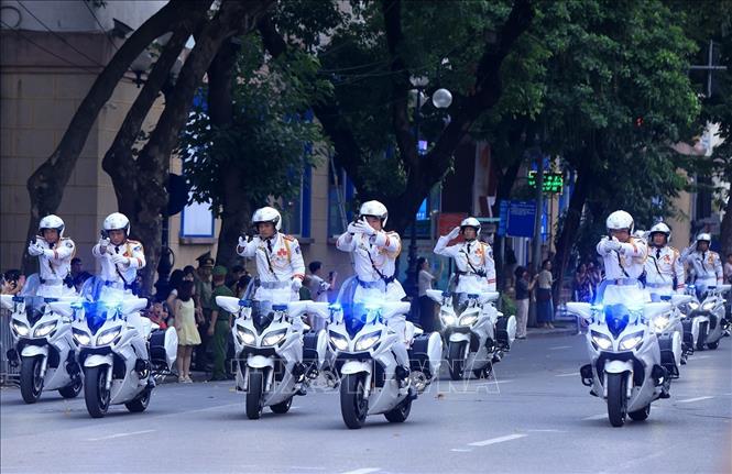 Sĩ quan công an Đoàn xe mô tô trình diễn màn bỏ hai tay, bắn súng. Ảnh: Tuấn Anh - TTXVN