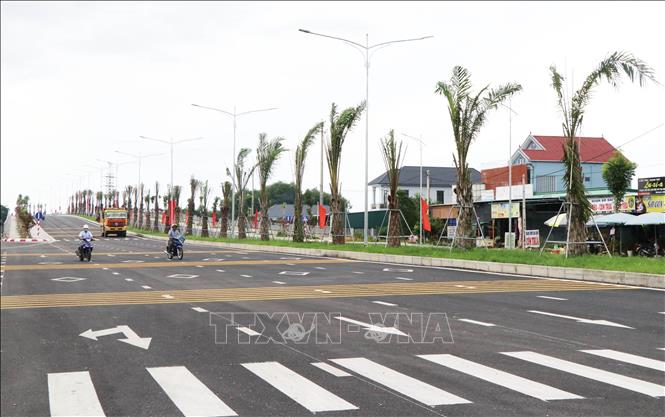 Phương tiện đã có thể lưu thông trên đường cứu hộ cứu nạn Phong Điền-Điền Lộc, (Huế) trước khi khánh thành dịp Quốc khánh 2/9. Ảnh: Nguyên Lý-TTXVN