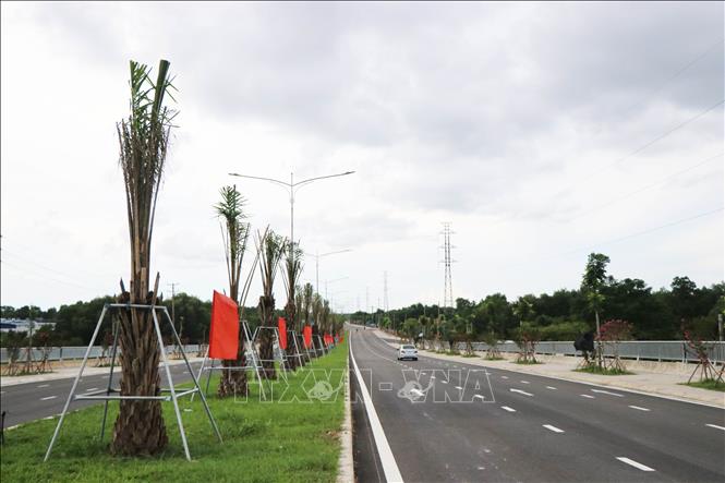 Mặt đường đường cứu hộ cứu nạn Phong Điền-Điền Lộc (Huế) và các hạng mục khác đã hoàn thành. Ảnh: Nguyên Lý-TTXVN