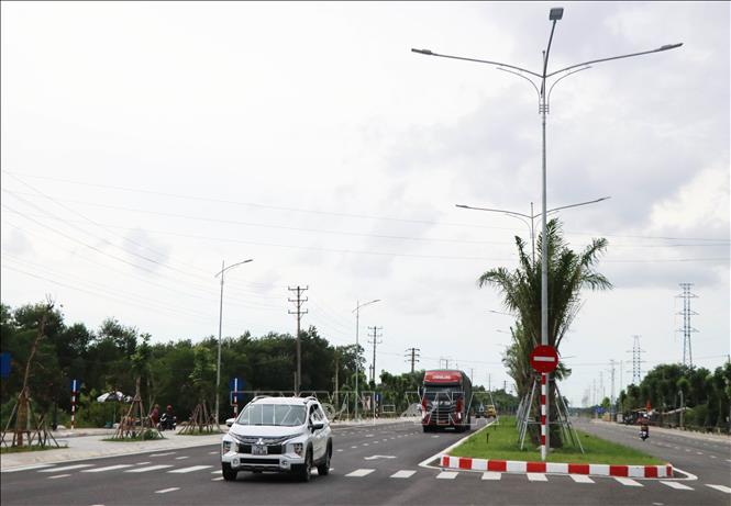 Phương tiện đã có thể lưu thông trên đường cứu hộ cứu nạn Phong Điền-Điền Lộc (Huế) trước khi khánh thành dịp Quốc khánh 2/9. Ảnh: Nguyên Lý-TTXVN