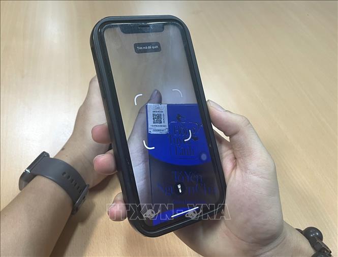 Tem AI ứng dụng công nghệ giúp truy xuất, minh bạch thông tin cho sản phẩm chính hãng, bảo vệ người tiêu dùng. Ảnh: Hương Giang - TTXVN