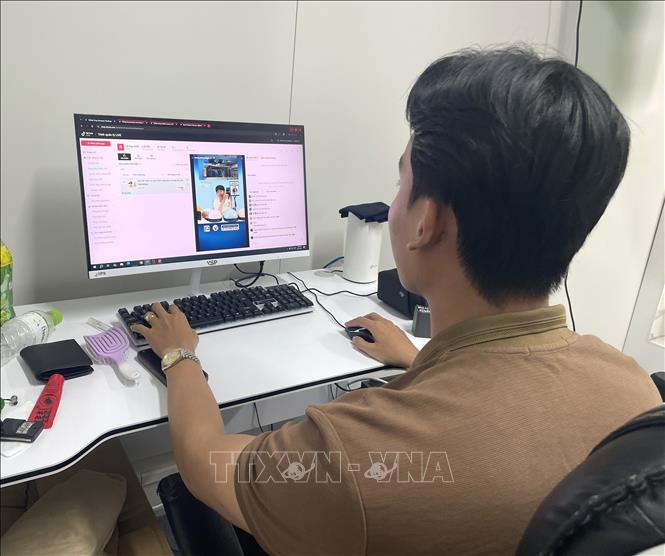 Thương mại điện tử là kênh bán hàng tiềm năng cho các doanh nghiệp chính hãng. Ảnh: Hương Giang - TTXVN