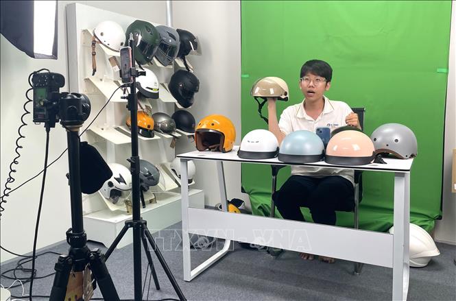 Nhân viên Tập đoàn quốc tế Á Châu livestream bán hàng. Ảnh: Hương Giang - TTXVN