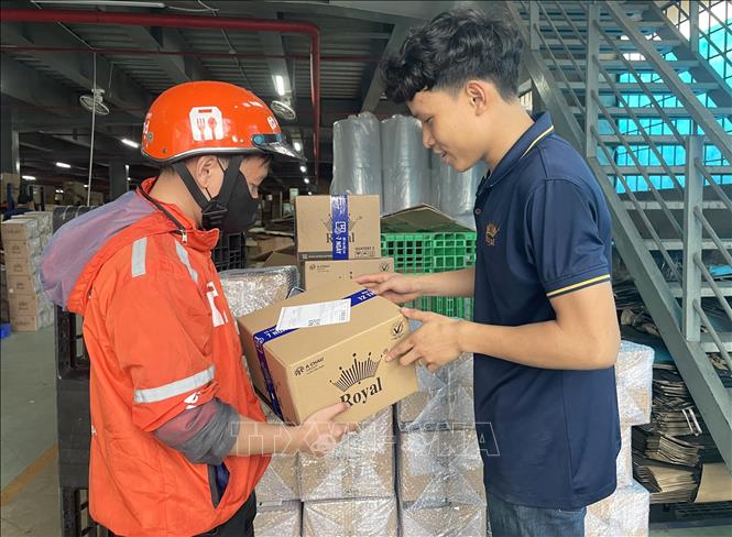 Nhân viên Tập đoàn quốc tế Á Châu giao hàng cho đơn vị vận chuyển. Ảnh: Hương Giang - TTXVN
