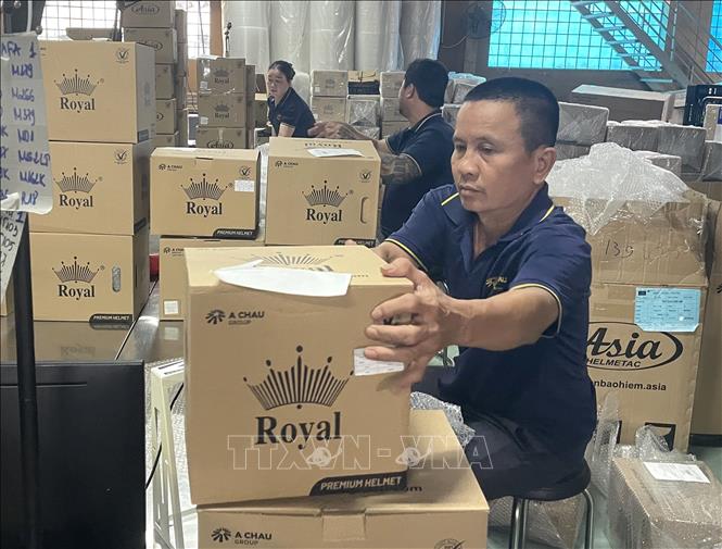 Nhân viên Tập đoàn quốc tế Á Châu đang đóng đơn hàng thương mại điện tử. Ảnh: Hương Giang - TTXVN
