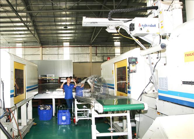 Tập đoàn quốc tế Á Châu sử dụng robot trong sản xuất mũ bảo hiểm. Ảnh: Hương Giang - TTXVN