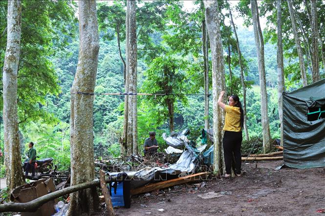 Phụ nữ bản Phá Mựt căng dây để tạo chỗ phơi quần áo. Ảnh: Xuân Tiến - TTXVN 
