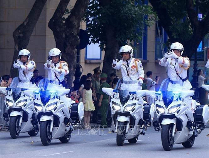 Sĩ quan công an Đoàn xe mô tô trình diễn màn bỏ hai tay, bắn súng. Ảnh: Tuấn Anh - TTXVN