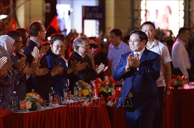 Thủ tướng Phạm Minh Chính đến dự Chương trình nghệ thuật đặc biệt “Hà Nội - từ mùa Thu lịch sử năm 1945”. Ảnh: Dương Giang-TTXVN  