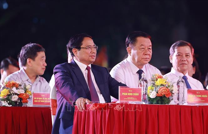 Thủ tướng Phạm Minh Chính và các đại biểu dự Chương trình nghệ thuật đặc biệt “Hà Nội - từ mùa Thu lịch sử năm 1945”. Ảnh: Dương Giang-TTXVN 
