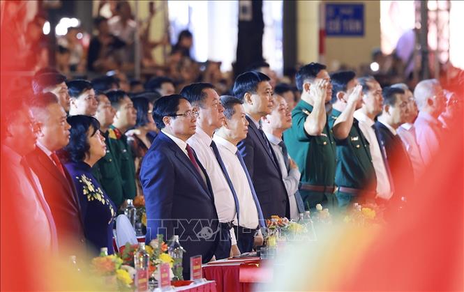 Thủ tướng Phạm Minh Chính và các đại biểu dự Chương trình nghệ thuật đặc biệt “Hà Nội - từ mùa Thu lịch sử năm 1945”. Ảnh: Dương Giang-TTXVN 
