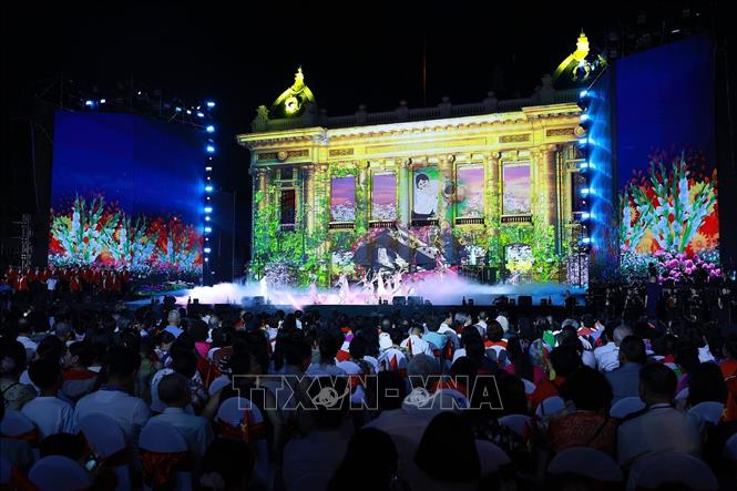 Chương trình nghệ thuật “Hà Nội – Từ mùa Thu lịch sử năm 1945”. Ảnh: Dương Giang-TTXVN 
