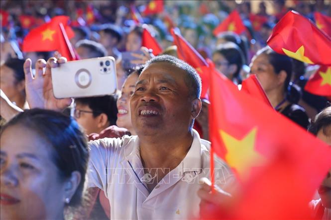 Người dân thích thú theo dõi các tiết mục tại Chương trình. Ảnh: Khánh Hoà - TTXVN
