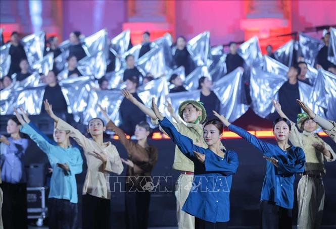Tiết mục văn nghệ biểu diễn tại chương trình. Ảnh: Hoàng Hiếu - TTXVN