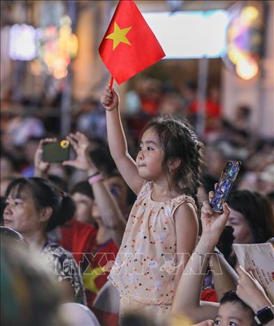 Người dân thích thú theo dõi các tiết mục tại Chương trình. Ảnh: Khánh Hoà - TTXVN
