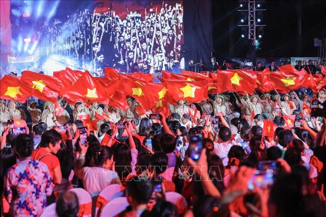 Các tiết mục biểu diễn trong chương trình được dàn dựng công phu, khắc hoạ các khoảnh khắc trong lịch sử hào hùng giữ nước của dân tộc. Ảnh: Hoàng Hiếu - TTXVN