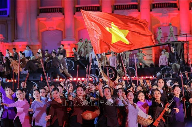 Các tiết mục biểu diễn trong chương trình được dàn dựng công phu, khắc hoạ các khoảnh khắc trong lịch sử của dân tộc. Ảnh: Hoàng Hiếu - TTXVN