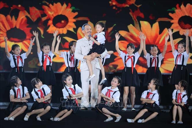 Hình ảnh Bác Hồ với trẻ em. Ảnh: Hoàng Hiếu - TTXVN