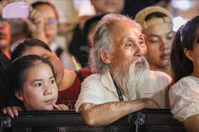 Người dân theo dõi các tiết mục tại Chương trình. Ảnh: Khánh Hoà - TTXVN
