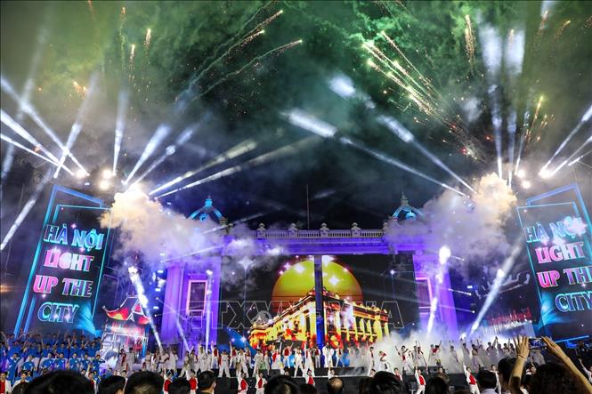 Ứng dụng trình chiếu 3D mapping và pháo hoa nghệ thuật tại Chương trình. Ảnh: Khánh Hoà - TTXVN